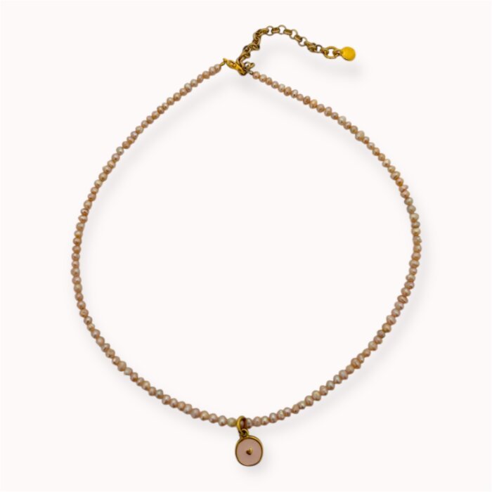 Rožinis perlų vėrinys su širdelės pakabuku