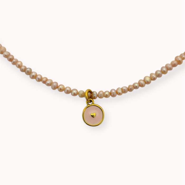 Rožinis perlų vėrinys su širdelės pakabuku