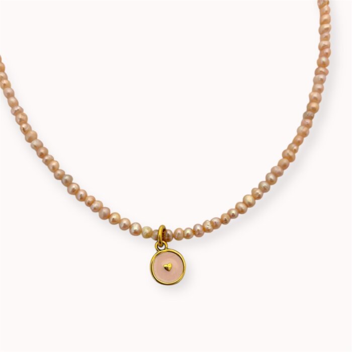 Rožinis perlų vėrinys su širdelės pakabuku