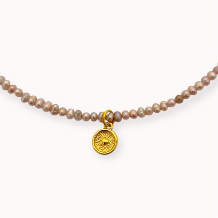 Rožinis perlų vėrinys su širdelės pakabuku