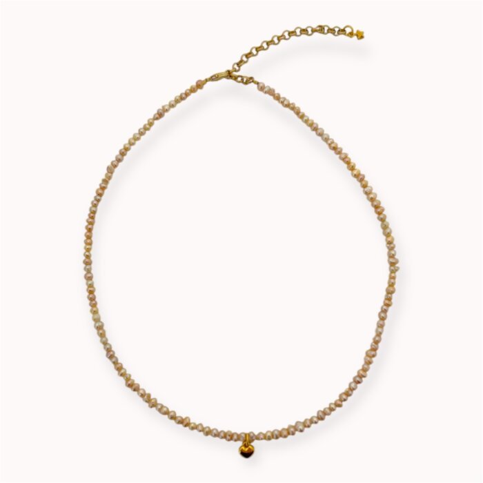 Rožinis perlų vėrinys su širdelės pakabuku