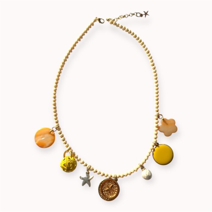 Geltonas vėrinys su pakabukais