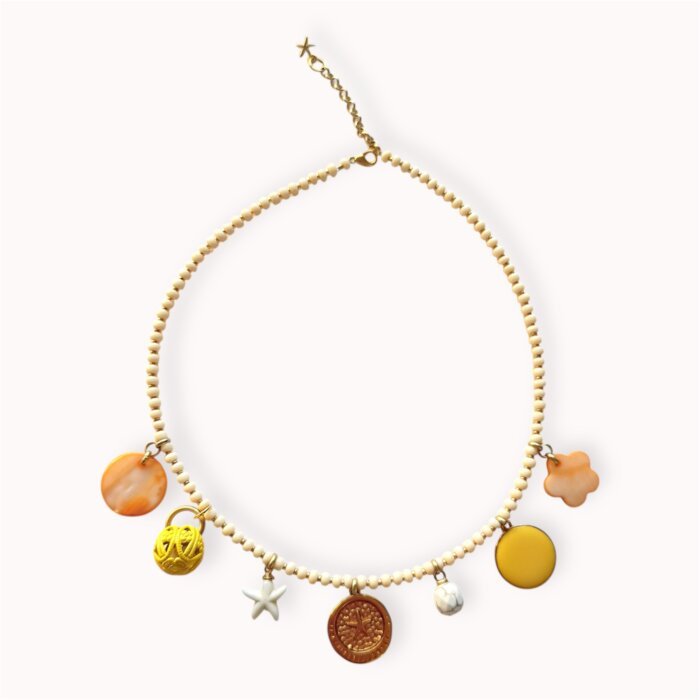 Geltonas vėrinys su pakabukais