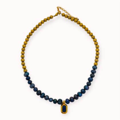 Minimalistinis vėrinys su mėlynais perlais, hematitu bei emalės pakabuku