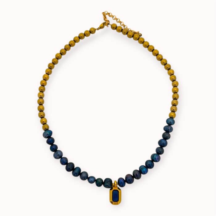 Minimalistinis vėrinys su mėlynais perlais, hematitu bei emalės pakabuku