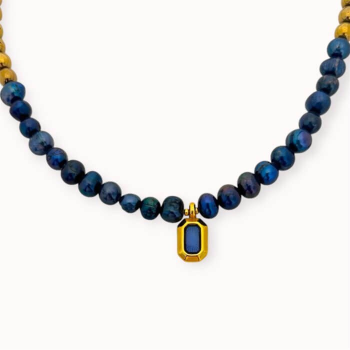 Minimalistinis vėrinys su mėlynais perlais, hematitu bei emalės pakabuku