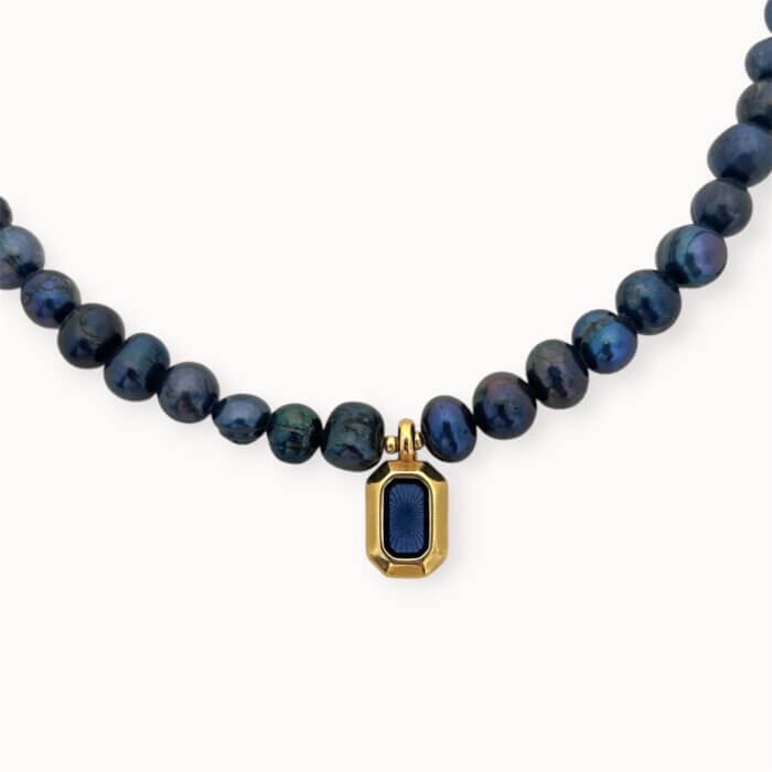 Minimalistinis vėrinys su mėlynais perlais, hematitu bei emalės pakabuku