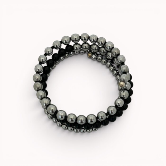 Juodo onikso ir pilko hematito apvyniojama apyrankė