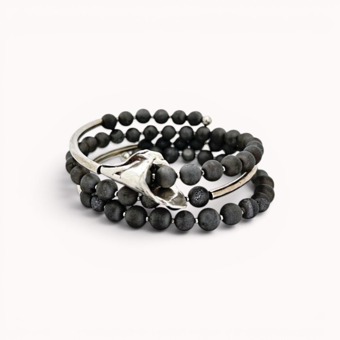 Pilka apvyniojama agato apyrankė su gėlės akcentu