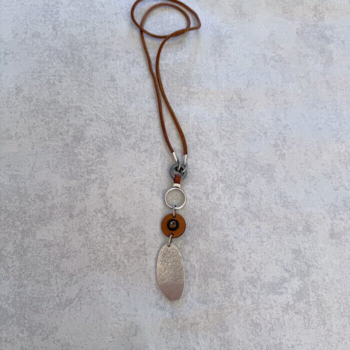 rudas-pakabukas Brown natural leather necklace
