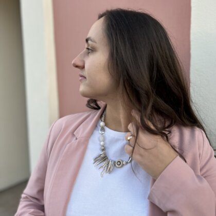 Necklace with shell, howlite and silver plated lava