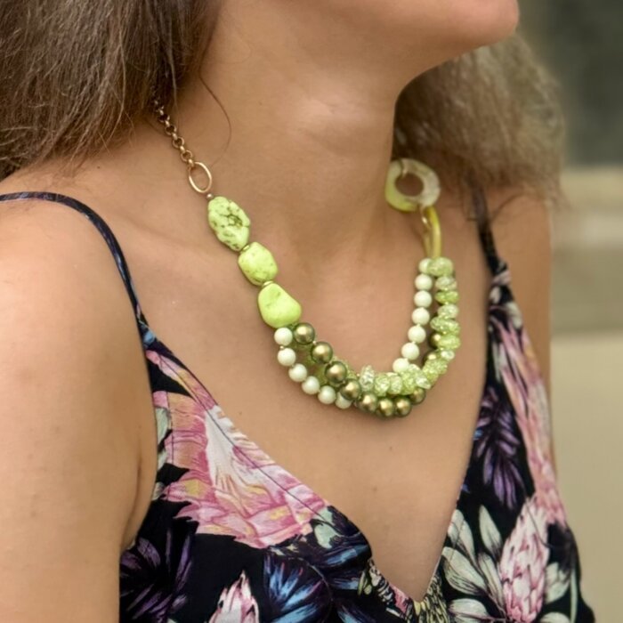 Žalias išskirtinis vėrinys su hovlitu, Swarovski perlais, daužtu kristalu ir kriaukle