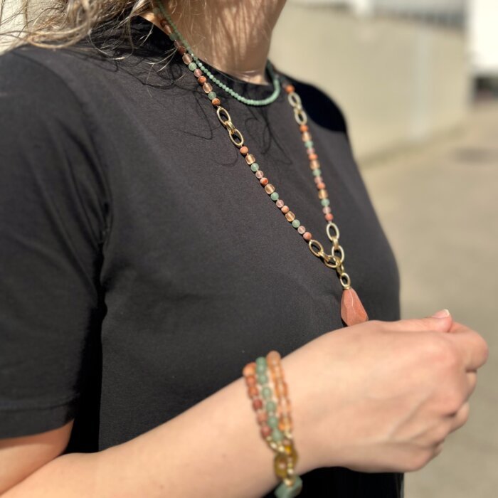 ilgas vėrinys Spalvingas natūralių akmenų vėrinys su pakabuku