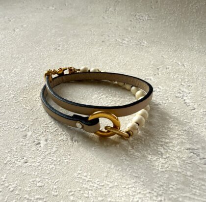 Natural leather and howlite bracelet