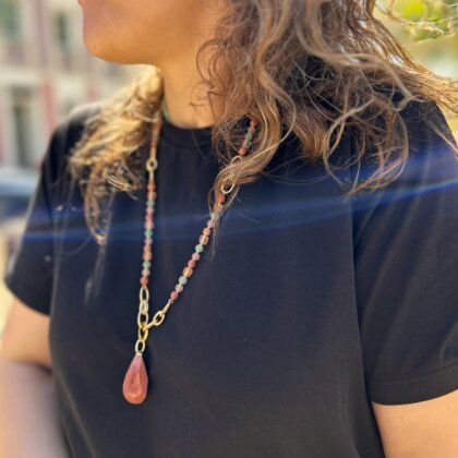 Spalvingas natūralių akmenų vėrinys su pakabuku